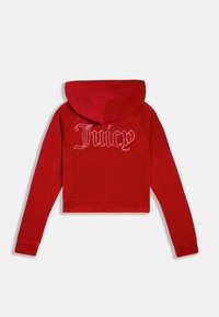 Červená skrátená mikina vyrobená z jemného materiálu, ktorá má kapucňu s šnúrkou a na chrbte kamienkový nápis "Juicy". Hladký povrch.