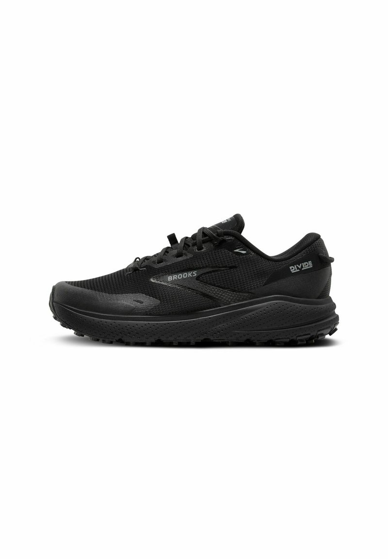 Scarpe da corsa nere con tomaia in rete, colletto imbottito e suola testurizzata per una migliore trazione. Le caratteristiche includono un design con lacci e un branding sottile.