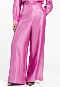 Roze satijnen wijde broekspijpen met een hoge taille, voorzien van een gladde, glanzende textuur en eenvoudige voorsplitten.
