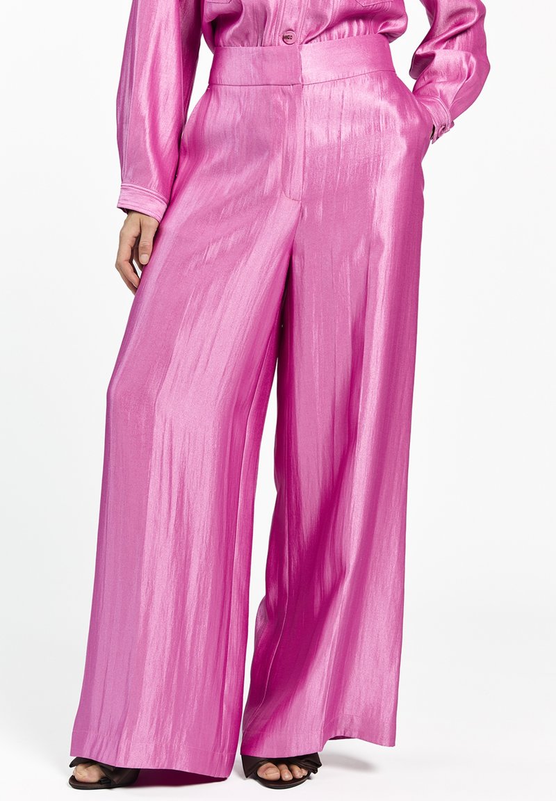 Roze satijnen wijde broekspijpen met een hoge taille, voorzien van een gladde, glanzende textuur en eenvoudige voorsplitten.