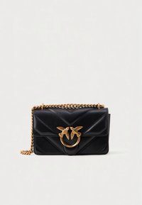 Μαύρη δερμάτινη τσάντα χειρός με καπιτονέ σχέδιο, λουράκι αλυσίδας σε χρυσή απόχρωση και διακοσμητικές μέλισσες που κοσμούν το κυκλικό κούμπωμα. Συμπαγής και δομημένη φόρμα.