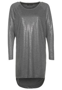 Šedé tričko s dlouhým rukávem s lesklou texturou, zaobleným výstřihem a zakřiveným lemem. Materiál působí měkce a hladce s jemným leskem.