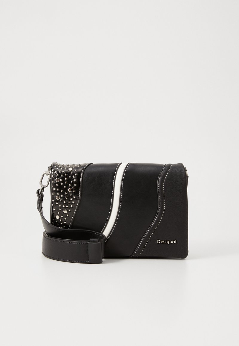 Borsa nera in pelle con un motivo testurizzato, dotata di borchie argentate e accenti bianchi, una tracolla removibile e il logo "Desigual" sul davanti.