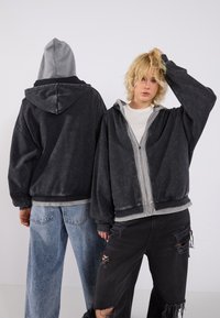YOURTURN UNISEX - Džemperis ar kapuci - true black