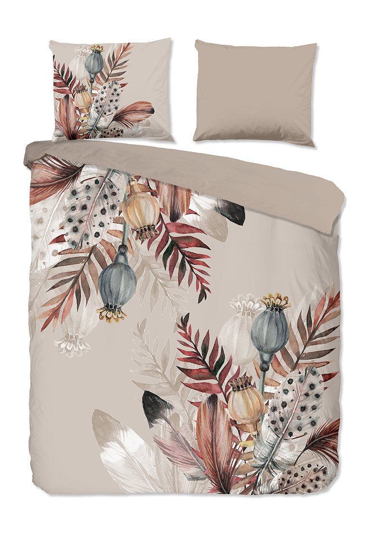 Bettbezug und zwei Kissenbezüge in Beige mit floralen und blattartigen Mustern in erdigen Tönen, ausgestattet mit detaillierten botanischen Illustrationen und weicher Textur.