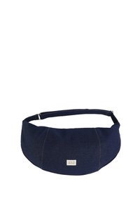 Mørkeblå stofpose med en buet form, fremhævet med lysebrune syninger, med et lille hvidt mærkelabel. Justerbar rem medfølger.