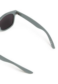 Grå plastsolglasögon med mörka linser, utrustade med en snygg, avsmalnande båge och raka stänger. CE-märkning synlig på den inre armen.