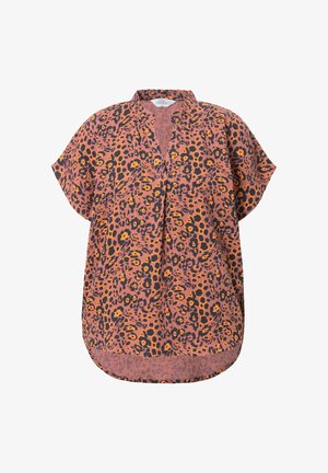 Kortærmet bluse i lyserød stof med et sort og orange leopardprint, V-halsudskæring og en afslappet pasform med en rund kant.