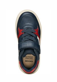 Sneaker in pelle blu navy con accenti rossi, linguetta in tessuto strutturato, area della punta perforata e suola in gomma beige. Strap regolabile e lacci.