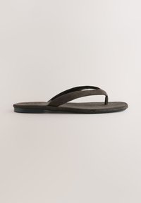 Sort flip-flop sandal med en blød, ruskindslignende tekstur. Har et minimalistisk design med to tynde remme og en flad sål.