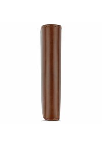 Trousse en cuir marron avec une forme cylindrique élégante, texture lisse et détails de couture contrastants le long du bord.