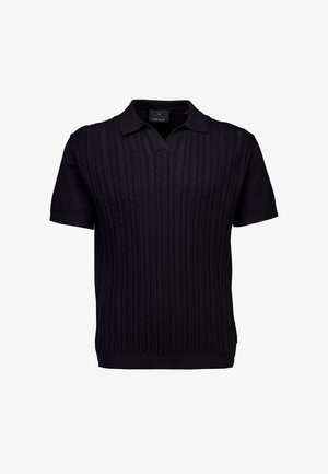 Polo noir à manches courtes en maille, présentant une texture côtelée avec des motifs en torsade, un col plat et une patte de boutonnage frontale.