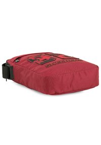 Mochila rectangular roja con un bolsillo frontal con cremallera, logotipo bordado y correa negra ajustable. Fabricada con un tejido duradero y de textura suave.