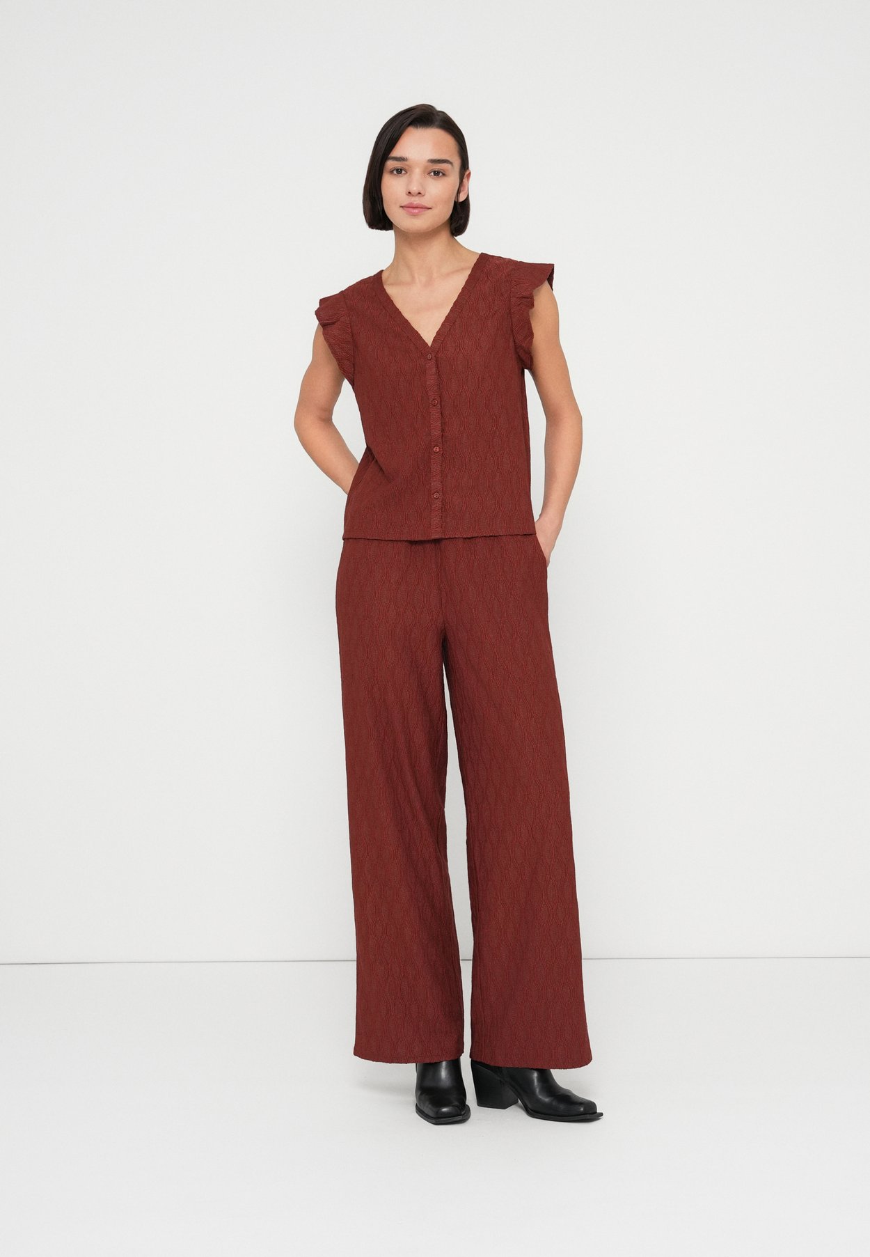 ONLAYA BUTTON V NECK