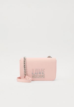 Różowa torebka na przeciwnej stronie z imitacji skóry z srebrnym łańcuszkiem i wytłoczonym logo "LOVE MOSCHINO" z przodu. Kompaktowy i prostokątny kształt.