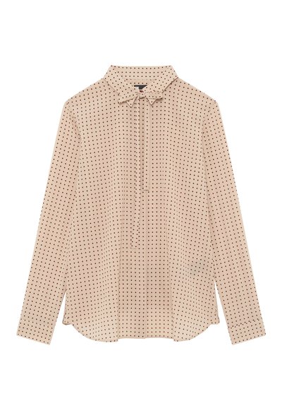 Blusa beige a maniche lunghe con pois rossi, colletto e dettaglio di nodo frontale, posata su uno sfondo bianco.