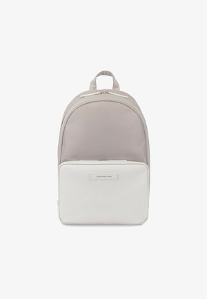 Sac à dos bicolore avec partie supérieure en tissu gris et poche avant blanche zippée, doté d'une poignée supérieure et de tirettes de fermeture éclair dorées.