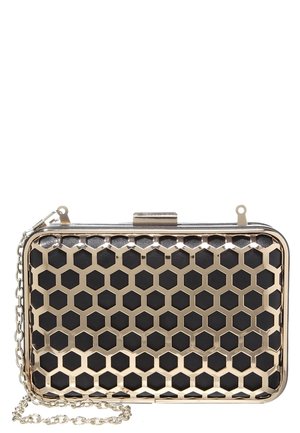 Pochette noire rectangulaire avec surcouche métallique hexagonale dorée et bandoulière chaîne dorée, fermeture par clip sur le dessus.