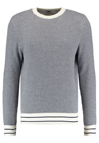 Szary sweter z okrągłym dekoltem o fakturowanym splocie, z białymi ściągaczami przy rękawach i u dołu, ozdobionymi granatowymi paskami. Metka widoczna przy dekolcie.