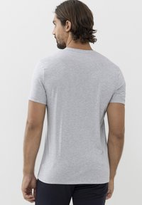 Grå t-shirt med kort ärm och rund halsringning, tillverkad av ett mjukt och lätt material. Har en slät yta och en vanlig passform.