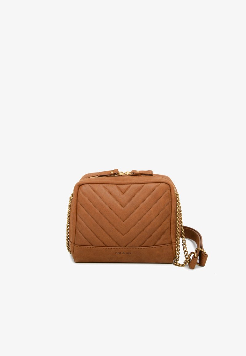 Bolso de mano de cuero color marrón con un patrón de-chevron acolchado. Cuenta con una correa de cadena dorada y cierre de cremallera. Forma rectangular compacta.
