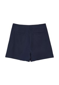 Pantaloni corti blu navy su misura con due tasche posteriori a filetto, davanti piatto e design pulito e strutturato su sfondo bianco.