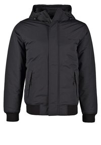 Giacca nera isolata con chiusura a zip, cappuccio e due tasche laterali. Presenta polsini e orlo a coste, tessuto liscio e un design sobrio.