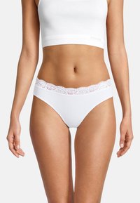 Weiße Baumwollunterwäsche mit einem Blumen-Spitzenbund. Das Design weist eine glatte Textur und einen klassischen Slip-Schnitt auf.