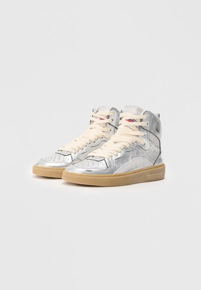 Zapatillas altas de cuero plateado con acentos texturizados, que presentan cordones beige y una suela de goma. Perforaciones circulares en la puntera.