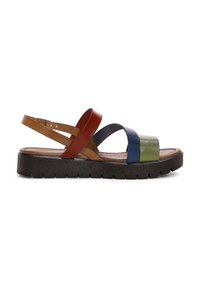 Sandalias de cuero multicolores con cuatro correas cruzadas en rojo, marrón, azul marino y verde oliva, con una suela gruesa negra y superficie texturada.
