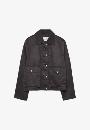 Czarna kurtka zapinana na guziki z kołnierzem z kordurowego materiału, dwie przednie kieszenie z klapkami i guzikami oraz długie rękawy.