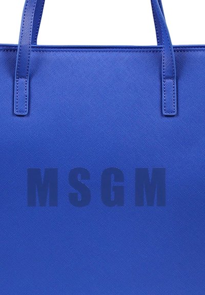 Borsa tote sintetica blu con superficie testurizzata, caratterizzata da spallacci verticali e un audace logo "MSGM" stampato in blu scuro.