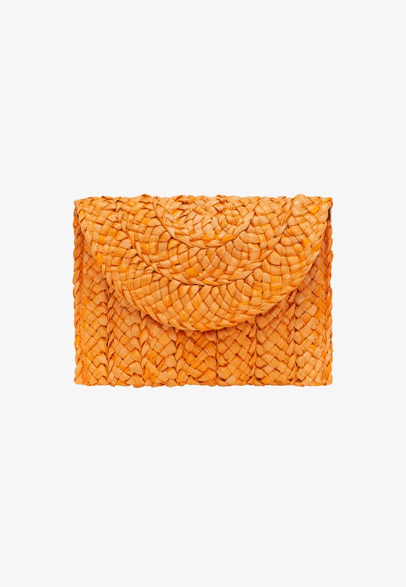 Woven clutch bag w jaskrawym pomarańczowym kolorze, z teksturowanym wzorem, flapem i plecionymi detalami na powierzchni.
