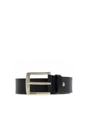 Cintura in pelle nera con fibbia rettangolare in argento incisa con il nome del marchio Guess, arrotolata e fissata con un anello.