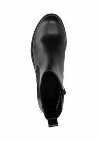 Černá kožená kotníková bota s hladkým povrchem, elastickými bočními panely a zipovým zapínáním. Má jednoduchý, elegantní design.