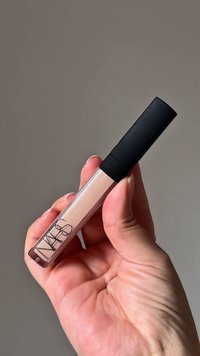 Flüssiger Lippenstift von NARS in einer transparenten Tube mit schwarzem Deckel; verfügt über einen cremigen, nudefarbenen Rosaton und ein elegantes, minimalistisches Design.