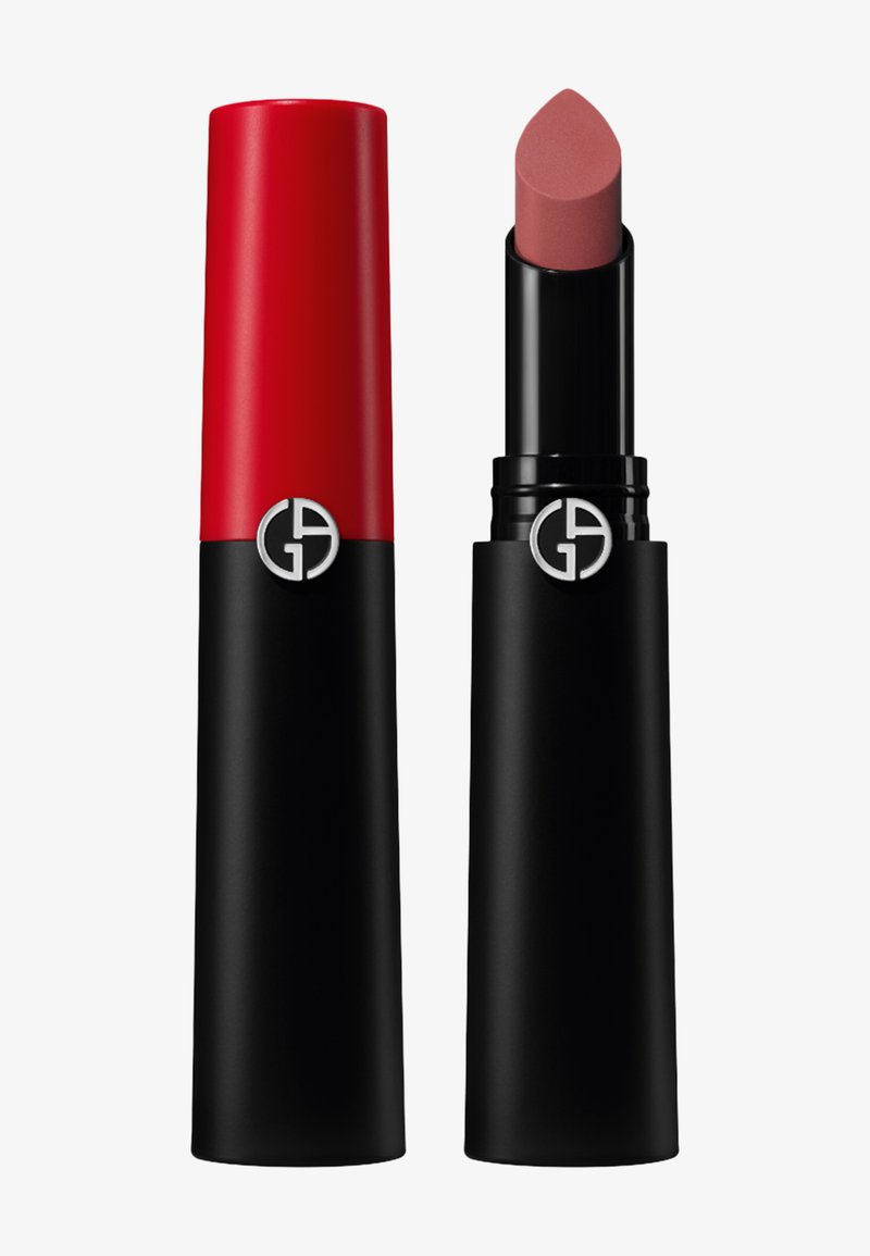 Lepestift i en blank rød og matt svart etui. Kula er i en myk rosa farge med en avrundet spiss. Har logo detaljer på den svarte bunnen.