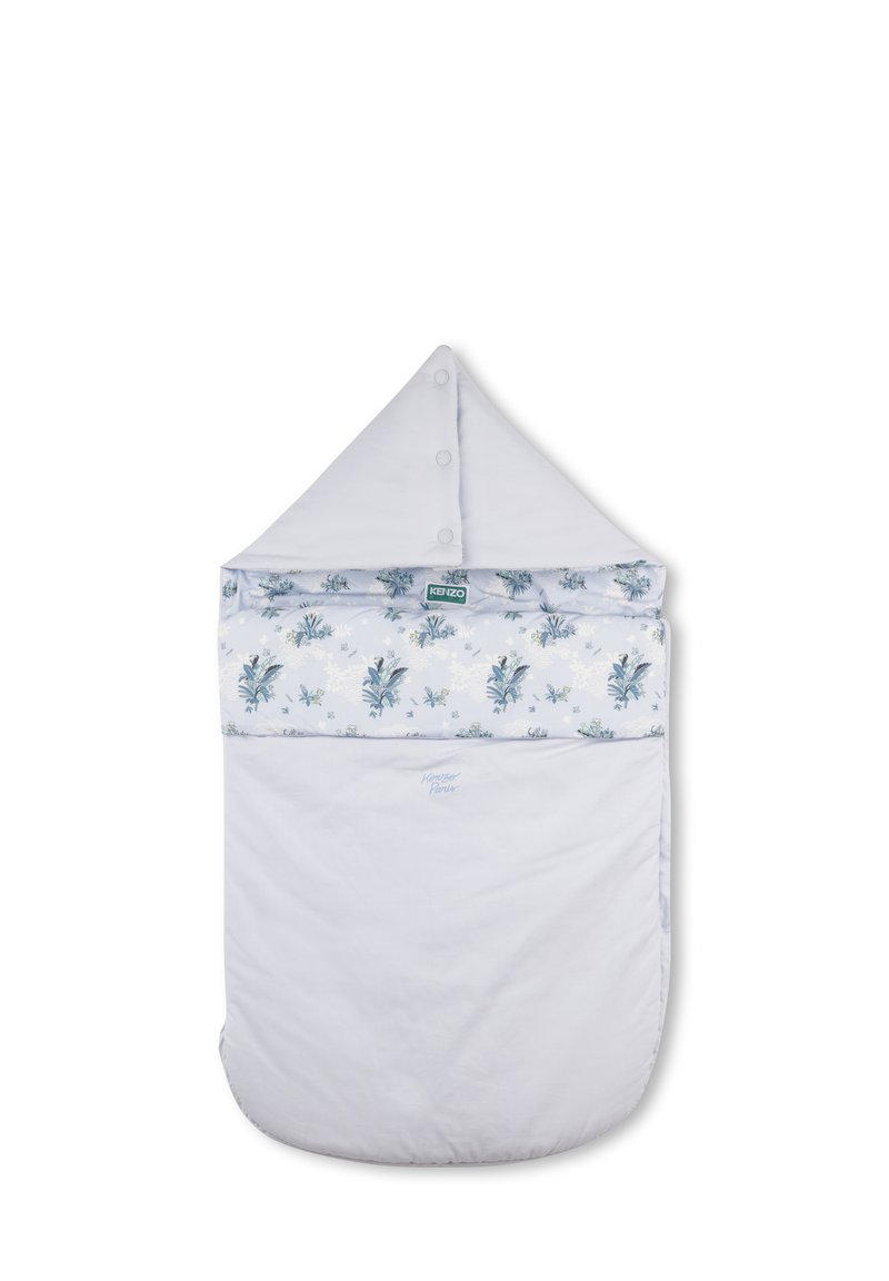 Sac de couchage en coton bleu clair avec un imprimé floral sur le dessus, avec des boutons et une capuche pointue. Texture douce et fond arrondi.