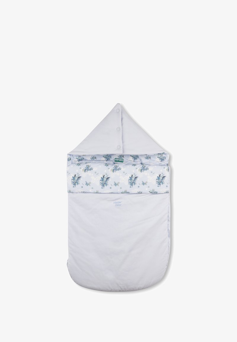 Sac de couchage en coton bleu clair avec un imprimé floral sur le dessus, avec des boutons et une capuche pointue. Texture douce et fond arrondi.