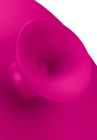Altoparlante rosa brillante con una superficie liscia e lucida. Presenta una forma conica prominente che si restringe verso l'interno, con una base arrotondata per la stabilità.