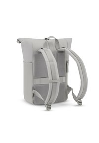 Sac à dos gris clair à rabat, avec un panneau arrière rembourré et respirant, ainsi que des bretelles ajustables, se tenant debout sur un fond blanc.