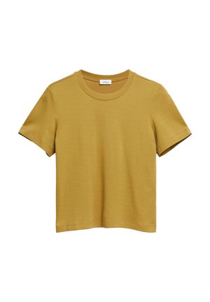 Musztardowożółta koszulka z krótkim rękawem i okrągłym dekoltem, z widocznymi szwami i małą metką marki wewnątrz kołnierza.