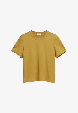 T-shirt jaune moutarde manches courtes col rond avec coutures visibles et petite étiquette de marque à l'intérieur du col.