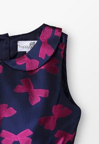 Abito blu navy con colletto, caratterizzato da ampi motivi a nastro rosa. Realizzato in tessuto liscio con una texture lucida e un'etichetta con la scritta "happy".