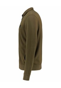 Sudadera verde oliva con cuello tipo polo, mangas largas, puños acanalados y un panel texturizado en el pecho.