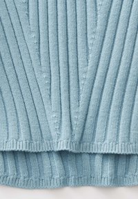 Tessuto lavorato a maglia di un delicato blu chiaro, con texture a coste verticali e dettaglio bordo piegato.