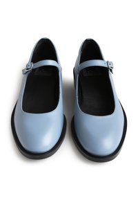 Hellblaue Leder-Mary-Jane-Schuhe mit einer flachen schwarzen Sohle. Sie verfügen über einen Riemen mit einer Schnalle und ein rundes Zehendesign. Glatte Oberflächenstruktur.
