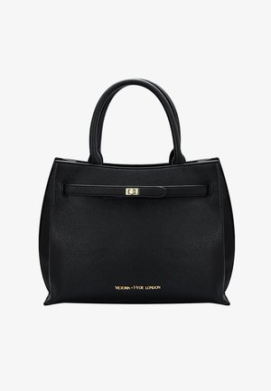 Musta nahkainen käsilaukku, jossa on jämäkkä muoto, yläkahvat, sileä pinta, kultasävytteiset metalliosat ja etuklipsi. Pohjassa näkyy brändäys.