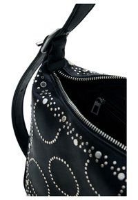 Borsa a tracolla in pelle nera con accenti di borchie argentate, forma arrotondata, chiusura con zip e finitura textured con motivi decorativi.