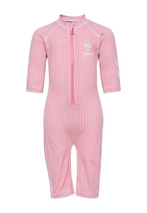 Rash guard rayé rose à manches courtes, avec fermeture éclair à l'avant et protège-menton. Présente un logo blanc et des rayures dans des teintes plus claires et plus foncées.